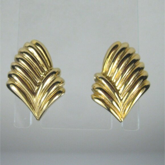Gold Tone Clip On Earrings Leaf Design Scalloped Edges Vintage 1980 - Picture 1 of 7
